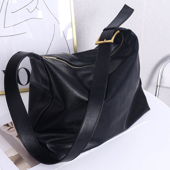 Damen Hobo-Tasche mit geschmeidigem Kunstleder und dezenten Goldakzenten Nord Taschen