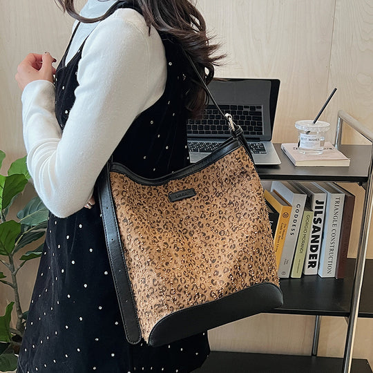 Damen Umhängetasche aus hochwertigem Wildleder mit elegantem Leopardenmuster Nord Taschen