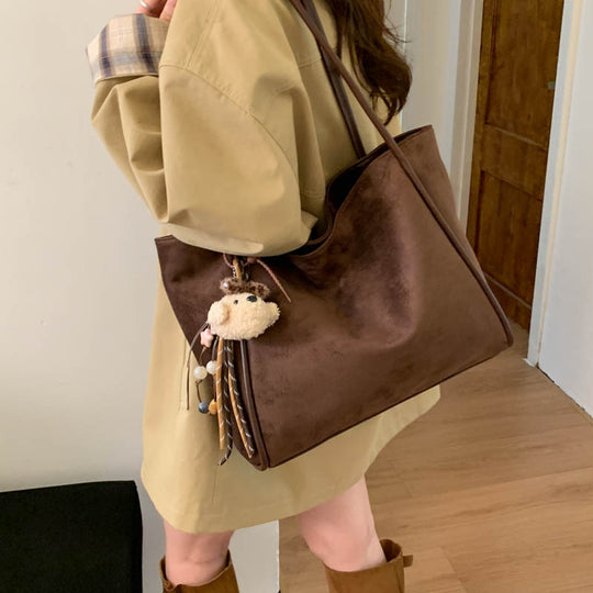 Damen Schultertasche aus weichem Veloursleder mit charmantem Detail Nord Taschen