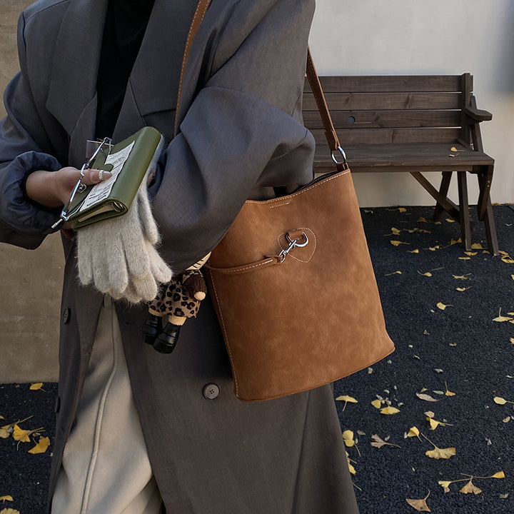 Damen modische Beuteltasche mit verspieltem Anhänger Nord Taschen