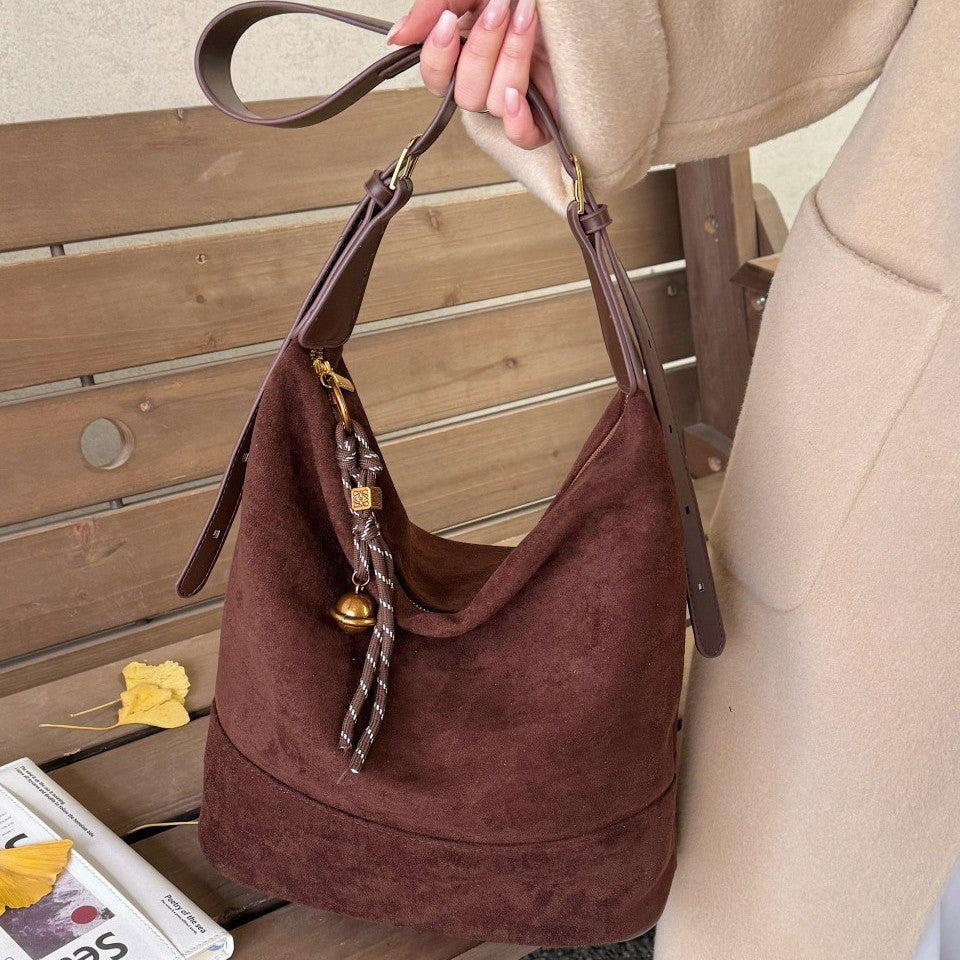 Damen Hobo Tasche aus weichem Wildleder mit luxuriösem Tragegriff Nord Taschen