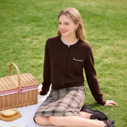 Damen Kurz geschnittene Strickjacke mit Kontrastbesatz und aufgesetzter Brusttasche Nord Taschen
