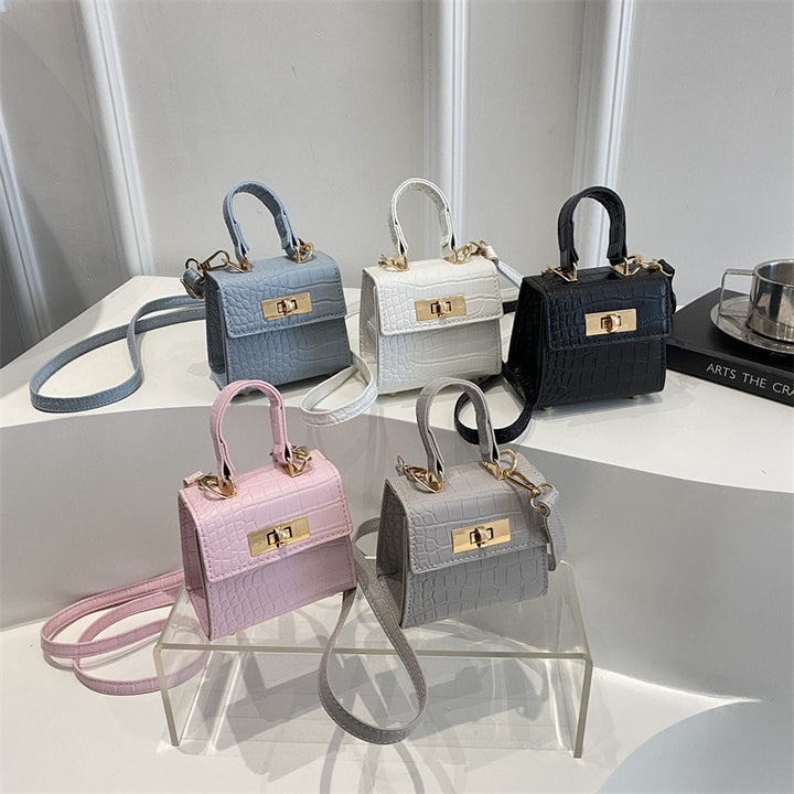 Damen Mini-Tasche mit edler Kroko-Optik und goldenen Akzenten Nord Taschen