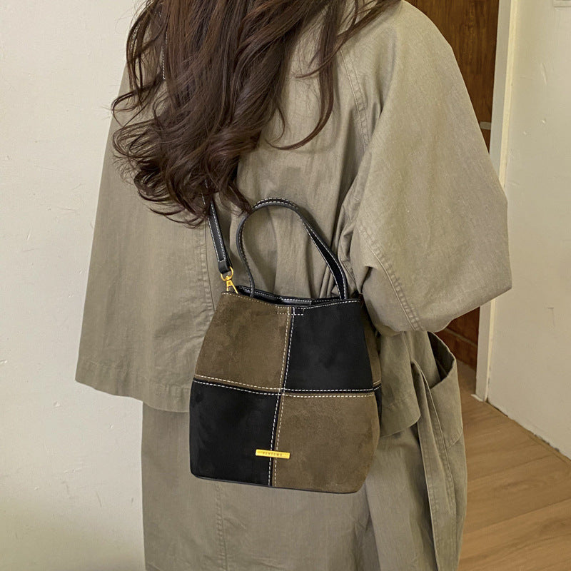Damen Mini-Hobo-Tasche aus hochwertigem Veloursleder mit dekorativen Nähten Nord Taschen