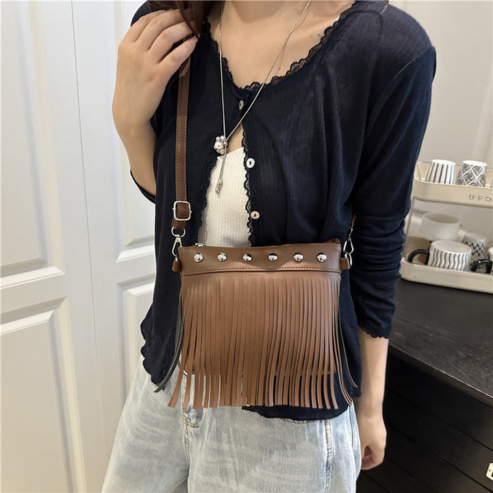 Damen Umhängetasche mit fransigem Design und eleganten Metallakzenten Nord Taschen