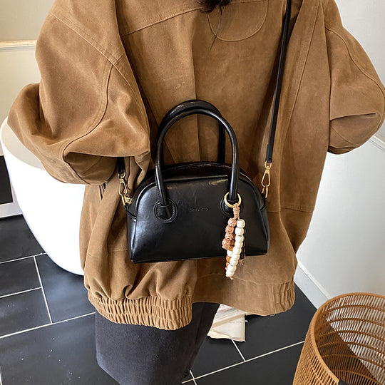 Damen trendige Handtasche mit abnehmbaren Tragegriffen und dekorativem Anhänger Nord Taschen