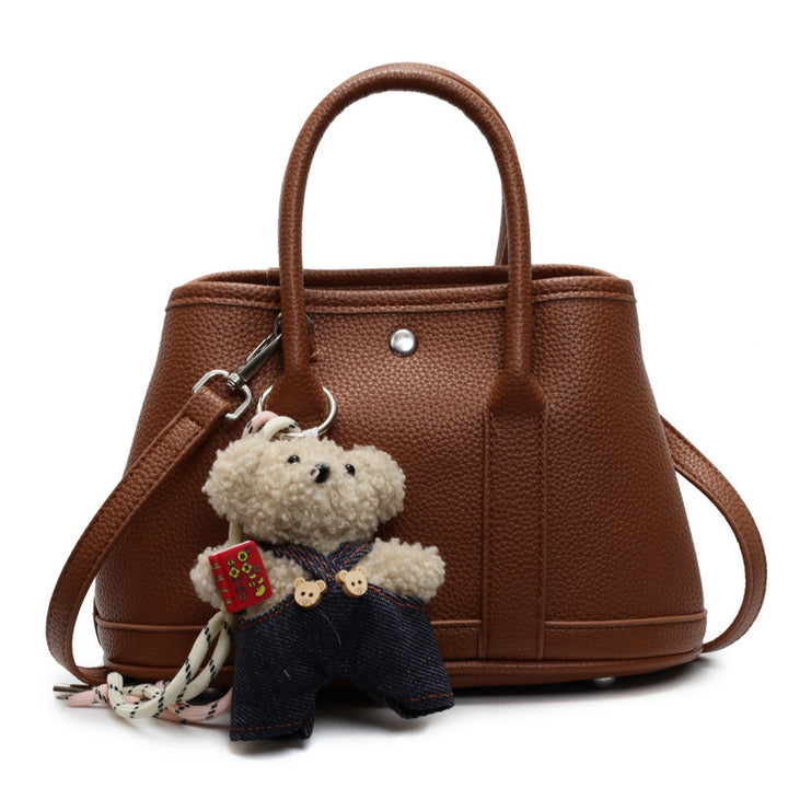 Damenhandtasche mit verspieltem Design und charmantem Plüschanhänger Nord Taschen