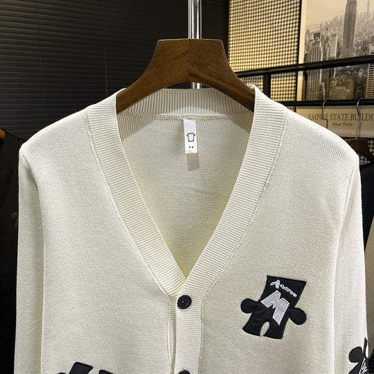 Herren Strick-Cardigan mit V‑Ausschnitt und dekorativen Puzzle‑Applikationen Nord Taschen