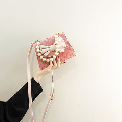Damen Clutch mit verspieltem Schleifen-Design und edlen Perlenakzenten Nord Taschen