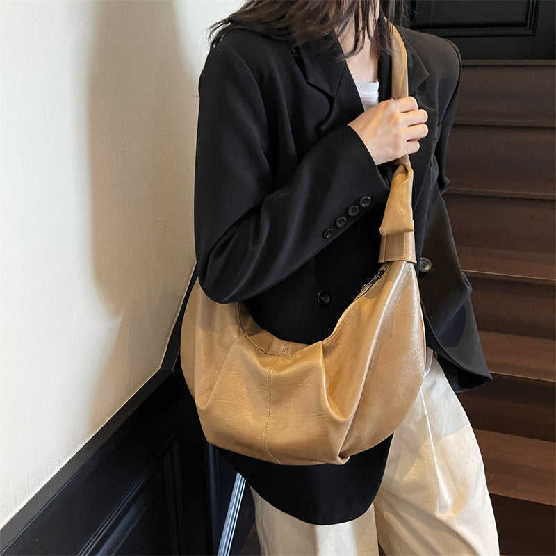 Damen Hobo-Tasche aus hochwertigem Kunstleder mit gefaltetem Design und einem modischen Trageriemen Nord Taschen