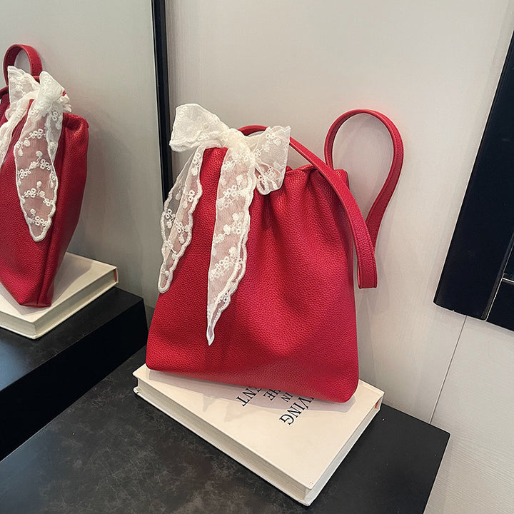 Damen modische Beuteltasche mit verspieltem Spitzenanhänger Nord Taschen