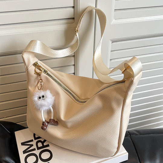 Damen Hobo-Handtasche mit robustem Material und verspieltem Anhänger Nord Taschen