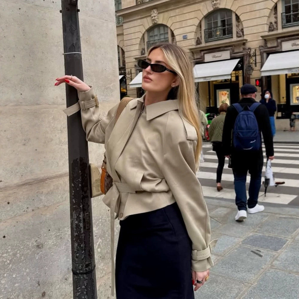 Damen Taillierte Kurz-Trenchjacke mit Bindegürtel, Raglanärmeln und verdeckter Knopfleiste Nord Taschen