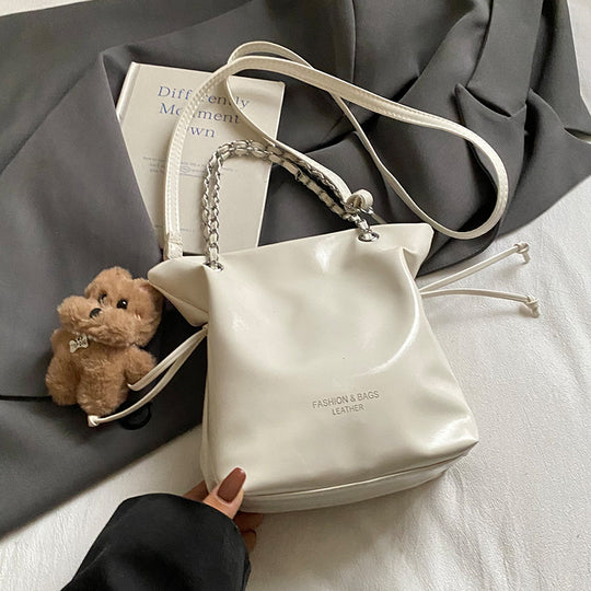 Damen Hobo-Tasche mit elegantem Kettenakzent und modernem Kordelzug Nord Taschen