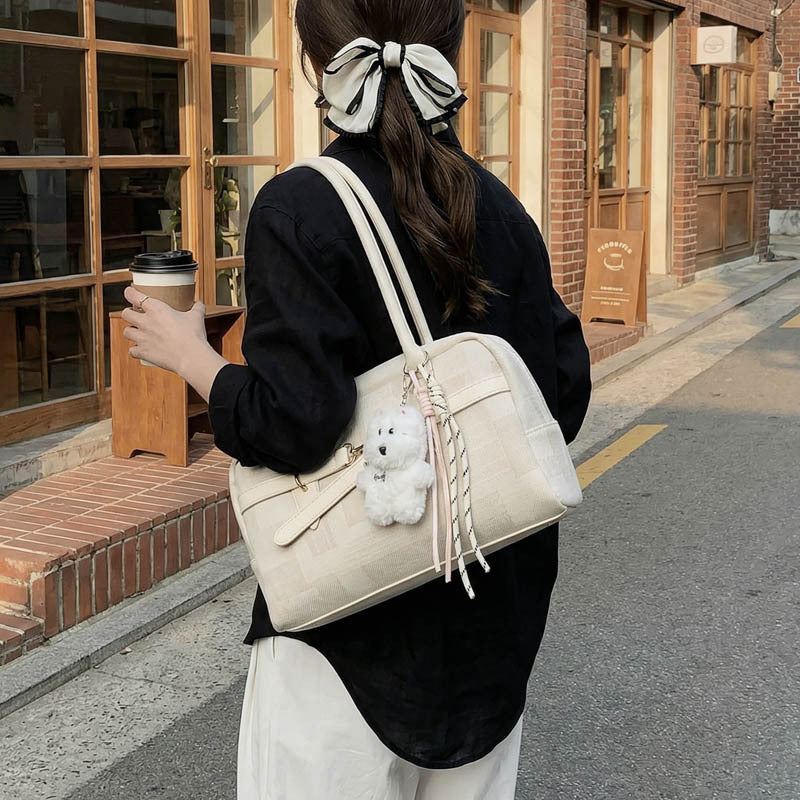 Damen Handtasche mit trendigem Design und modischem Plüschanhänger Nord Taschen