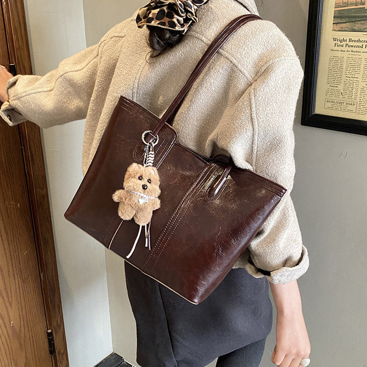 Damen elegante Henkeltasche mit charmantem Plüschanhänger Nord Taschen