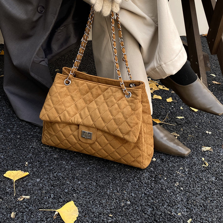 Damen Hobo-Tasche aus strukturiertem Veloursleder mit elegantem Metallverschluss Nord Taschen