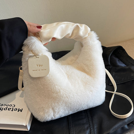 Damen Tasche aus flauschigem Kunstfell mit verstellbarem Schulterriemen Nord Taschen