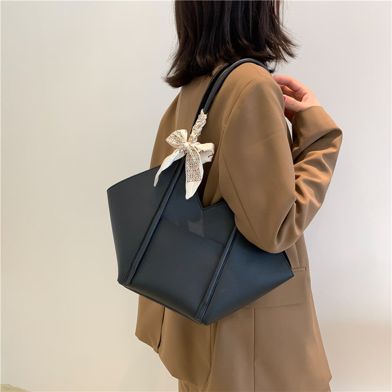 Damen hochwertige Tragetasche mit verspieltem Design und dekorativem Halstuch Nord Taschen