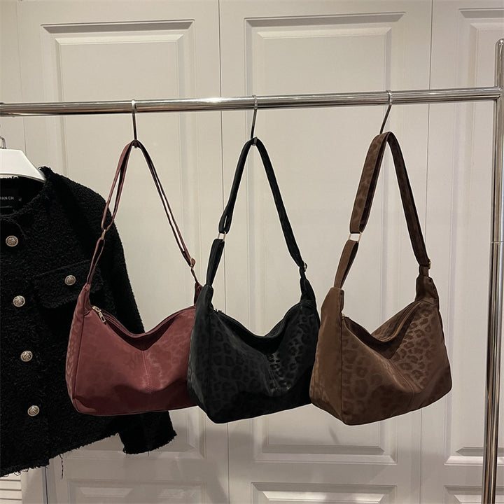 Damen Umhängetasche mit eleganter Leopardenstruktur Nord Taschen