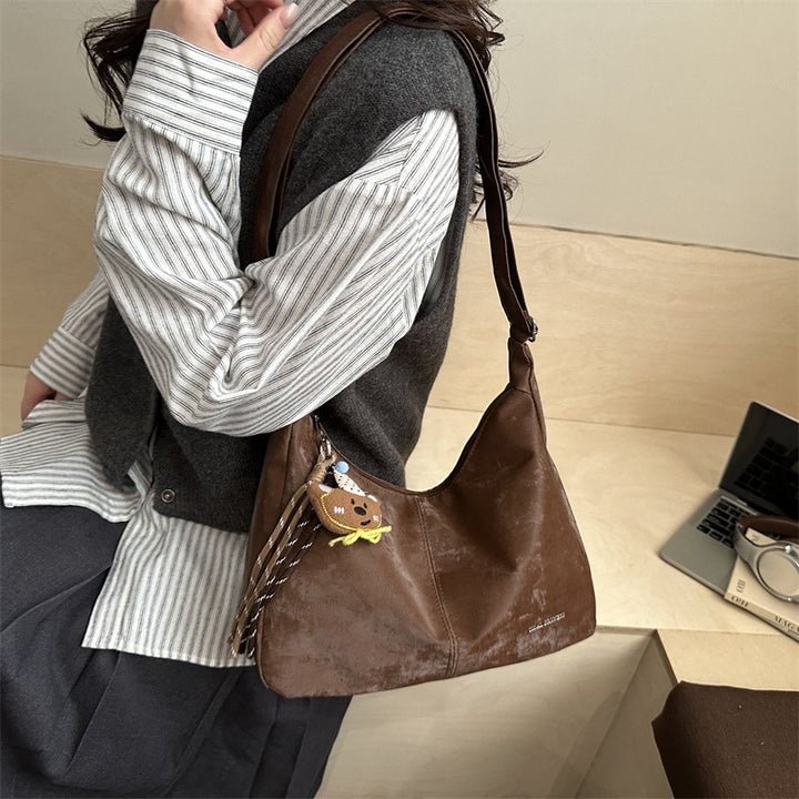 Damen Hobo-Tasche aus weichem Kunstleder mit verspieltem Anhänger Nord Taschen