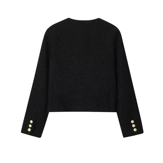 Damen 80+ Kurz geschnittene Bouclé‑Jacke mit Rundhals, goldenen Zierknöpfen und Pattentaschen Nord Taschen