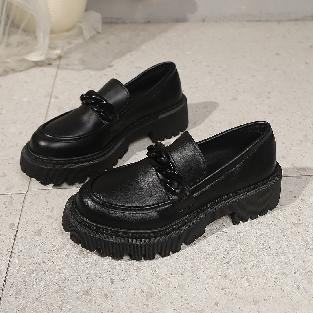 Damen Klobige Lack‑Loafer mit grober Profilsohle und Kettenverzierung Nord Taschen