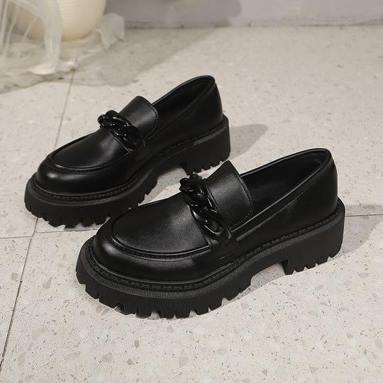 Damen Klobige Lack‑Loafer mit grober Profilsohle und Kettenverzierung Nord Taschen