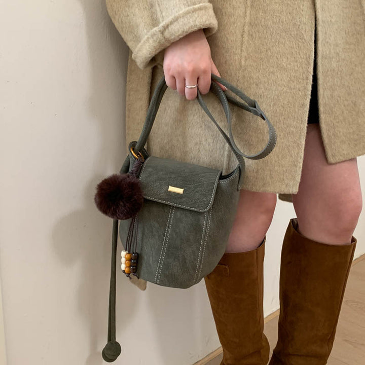 Damen modische Crossbody-Tasche mit flauschigem Anhänger Nord Taschen