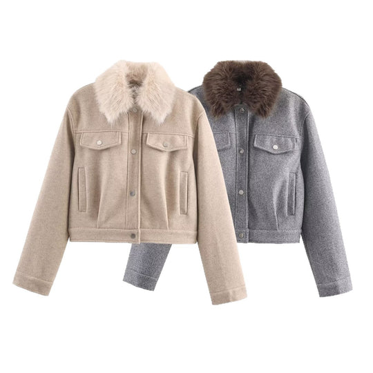 Damen Kurze Wolljacke mit voluminösem Fellkragen, Druckknopf‑Front und aufgesetzten Brusttaschen Nord Taschen