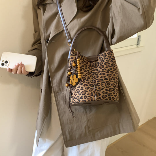 Damen Handtasche mit modernem Design und verspielten Applikationen Nord Taschen