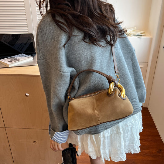 Damen Hobo-Tasche aus hochwertigem Wildleder mit edlem Kettenakzent Nord Taschen