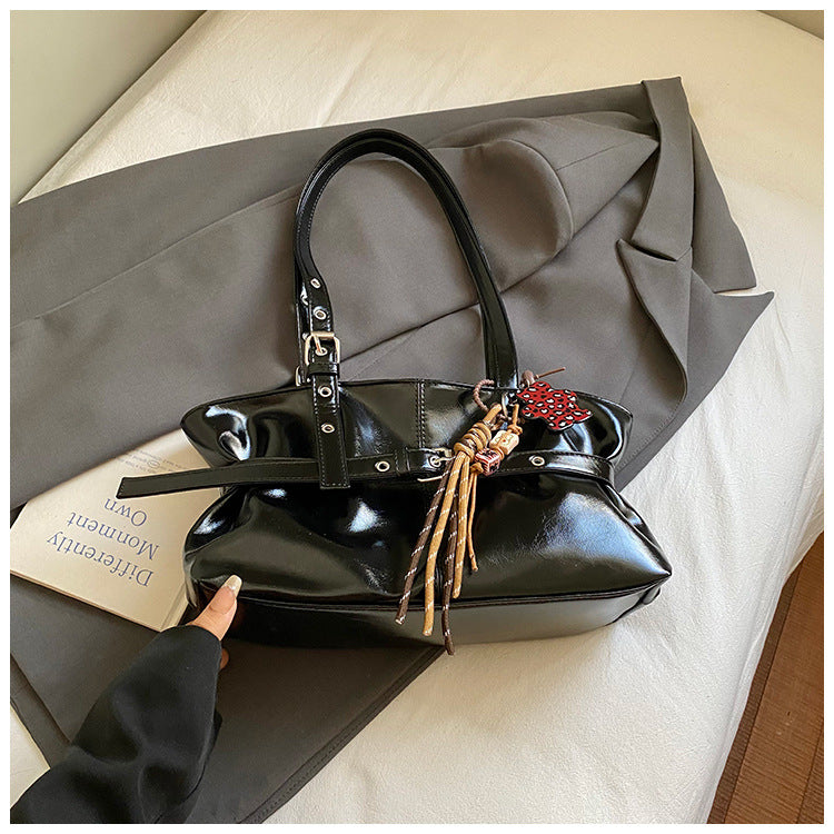 Damen Handtasche mit modernem, glänzendem Finish und verstellbarem Tragegurt Nord Taschen