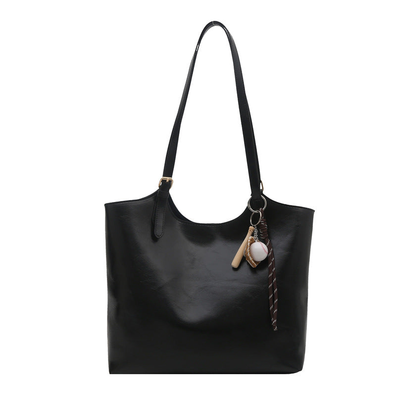 Damen elegante Schultertasche mit dekorativem Anhänger Nord Taschen