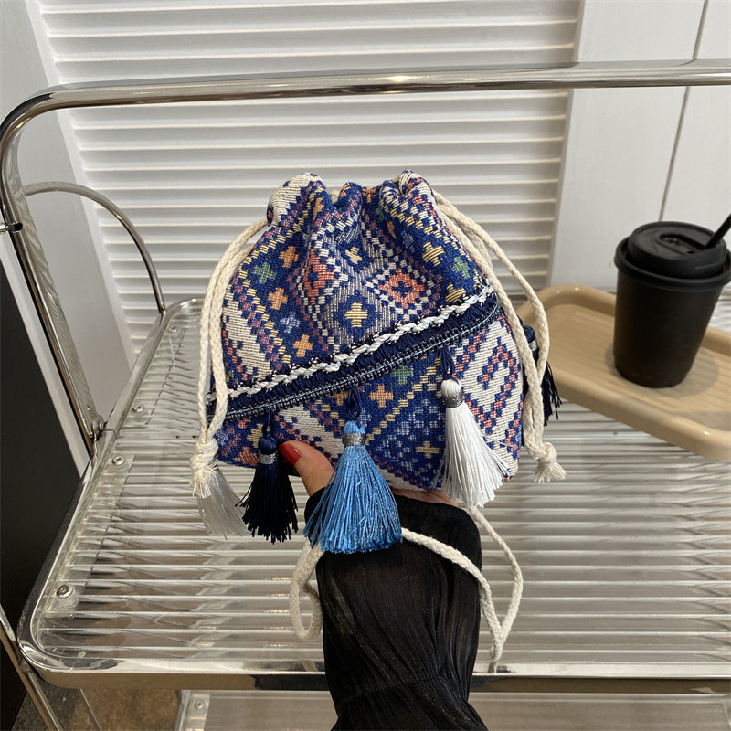 Damen Beuteltasche mit buntem Ethnomuster und verspielten Quasten Nord Taschen