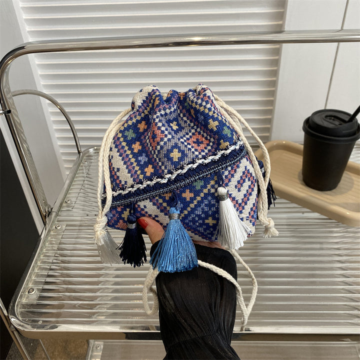 Damen Beuteltasche mit buntem Ethnomuster und verspielten Quasten Nord Taschen