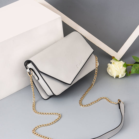 Damen Umhängetasche mit eleganter Klappenoptik und goldener Kette Nord Taschen