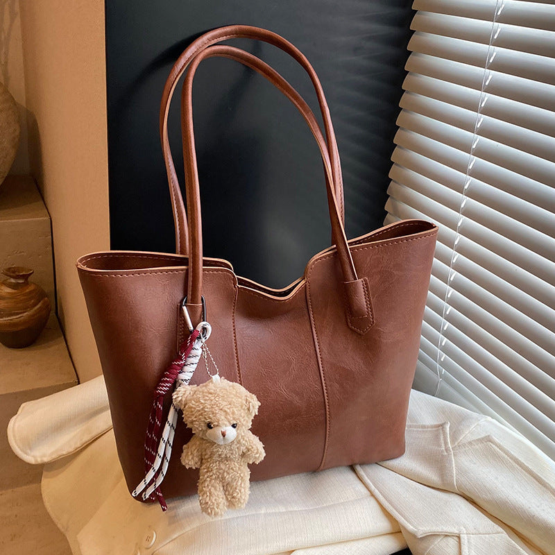 Damen Tasche mit eleganter Struktur und verspieltem Anhänger Nord Taschen