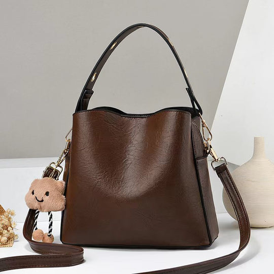 Damen Schultertasche mit verspieltem Anhänger Nord Taschen