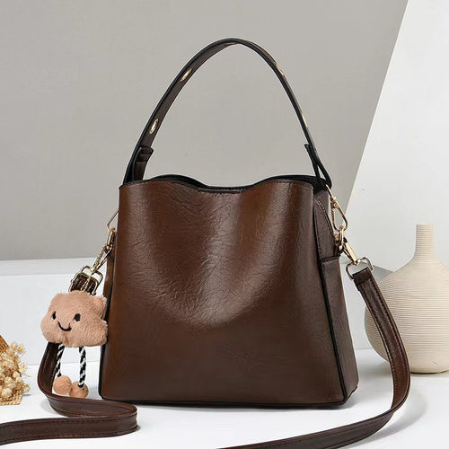 Damen Schultertasche mit verspieltem Anhänger Nord Taschen