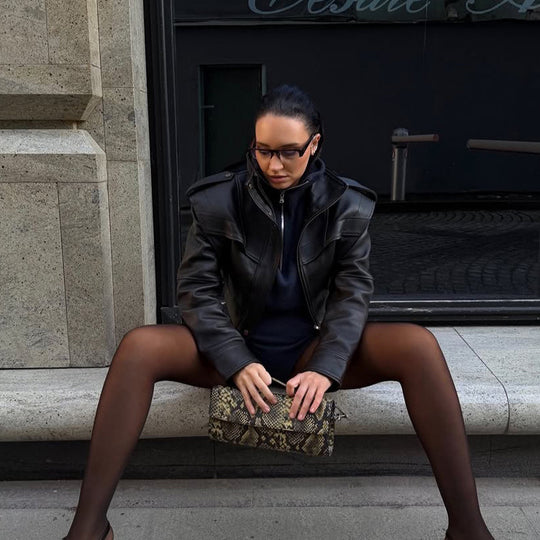 Damen Kurze vegane Lederjacke mit markanter Schulterstruktur und Cropped-Schnitt Nord Taschen