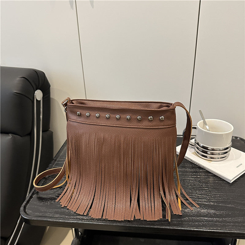Damen Umhängetasche mit Fransen und Nieten Nord Taschen