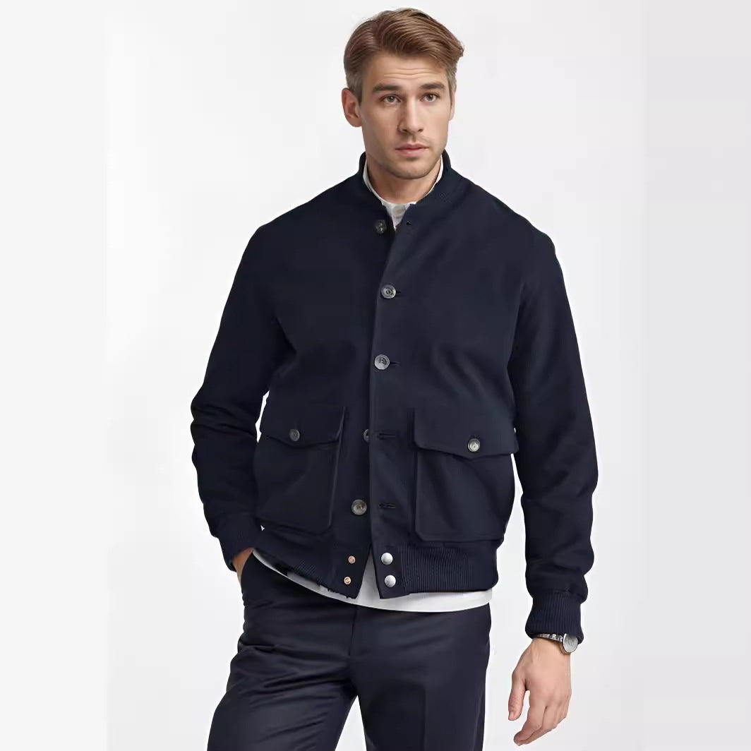 Herren Kurzjacke im Bomberstil mit Knopfverschluss und Pattentaschen Nord Taschen