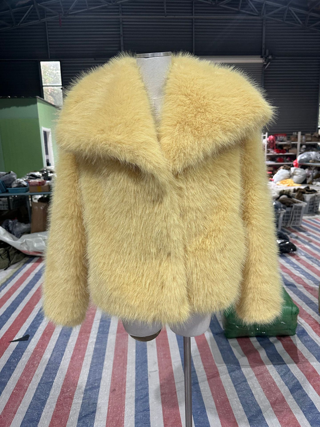 Damen Kurzbolero im Boxy-Cut aus veganem Shaggy-Kunstpelz mit XXL-Schalkragen Nord Taschen