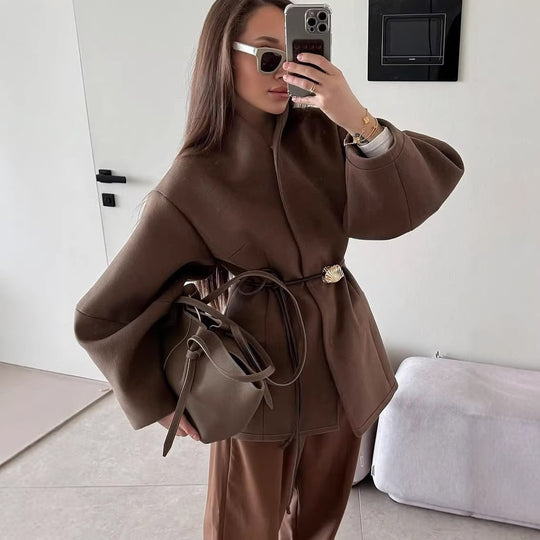 Damen Kurzjacke mit Wickelverschluss, taillierendem Ledergürtel und Muschelschließe Nord Taschen