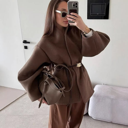 Damen Kurzjacke mit Wickelverschluss, taillierendem Ledergürtel und Muschelschließe Nord Taschen