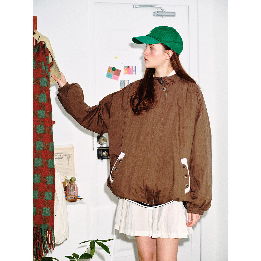 Unisex Kurz geschnittene leichte Windblousonjacke mit Stehkragen, verdecktem Reißverschluss und kontrastierten Pattentaschen Nord Taschen