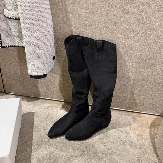 Damen Kniehohe Slouch‑Stiefel aus weichem Veloursleder mit spitzer Zehenpartie und niedrigem Absatz Nord Taschen