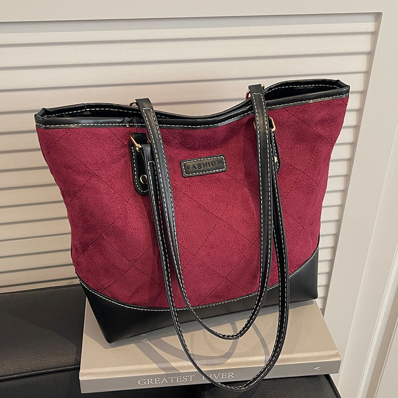 Damen elegante Handtasche mit gestepptem Design und praktischen Seitentaschen Nord Taschen