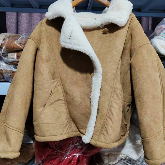 Damen Kurzgeschnittene Fliegerjacke aus Veloursimitat mit Teddyfutter und großem Revers Nord Taschen